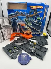 Hot Wheels SPEEDTRAP RACEWAY & 1 Vehicle Play set missing parts