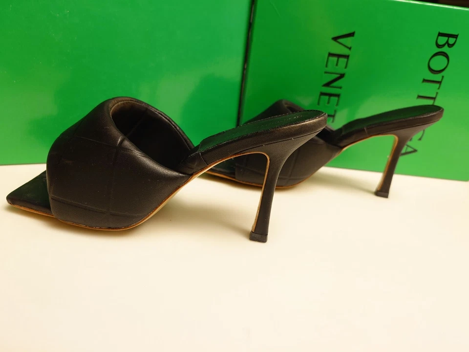 Sandalias de mula tejidas de cuero napa italiano negras usadas en excelente estado 39 puntera cuadrada 90 mm Bottegas Foto 2 de 4