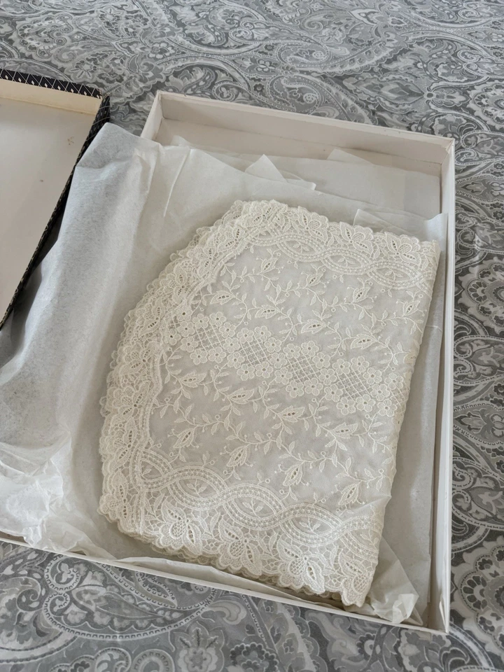 Antiguo mantel individual vintage de encaje Plummer McCutcheon nuevo en caja Foto 4 de 4