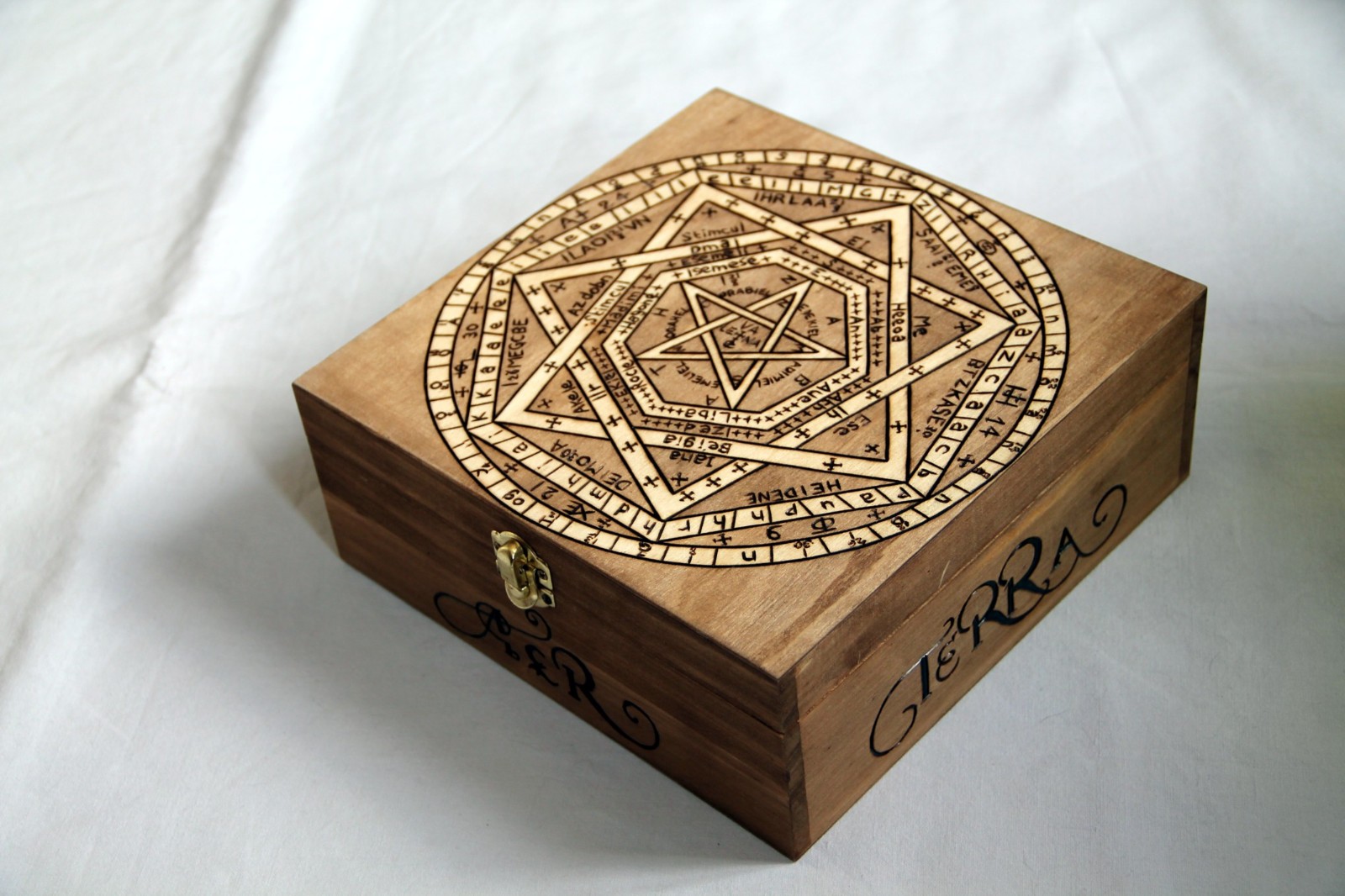 Coffret en bois gravé occulte ésotérique et alchimique pour décoration de chambre
