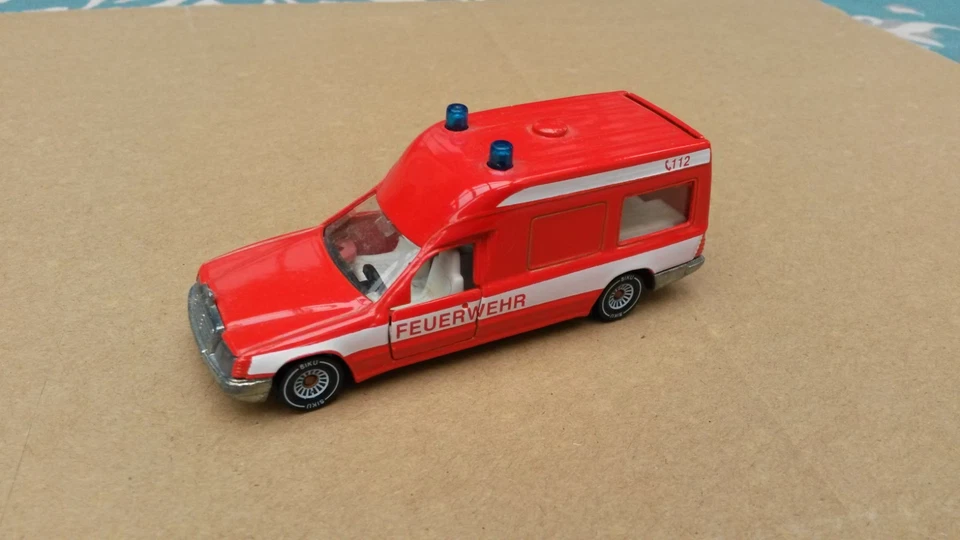 Siku 1928 – Mercedes 260 E Ambulanz Feuerwehr, mint