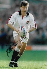 rob andrew sostiene la pelota de rugby para inglaterra durante el partido firmado foto 12x8