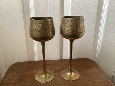 Vintage großes Paar massive Messing indische Weinkelche florales Design geätzt