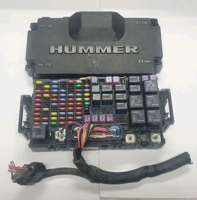 06-10 HUMMER H3 ENGINE COMPARTMENT FUSE RELAY JUNCTION BOX W/COVER  OEM 15791564 - Bild 1 von 4