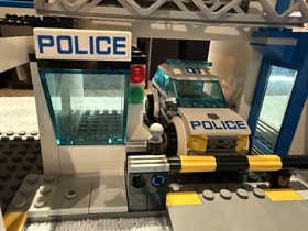 Lego CITY Police station W/ Mini-figures & 6 Instruction Books Complete 