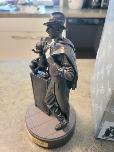 SELTENE Shanghai Disney Resort Walt & Mickey Bronze Statue mit Originalkarton 8,5 Zoll - Bild 6 von 10