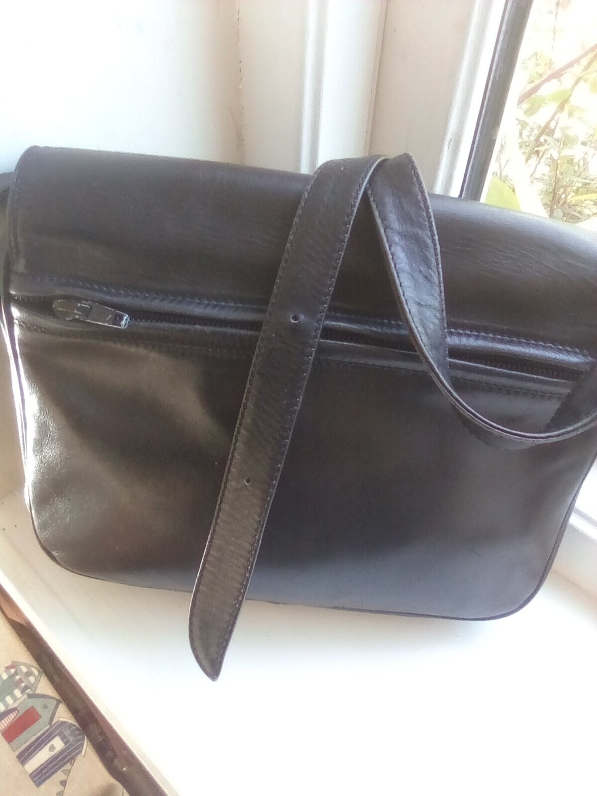 Enny black leather bag 8.5 x 6.5 x 2 classic design in good condition