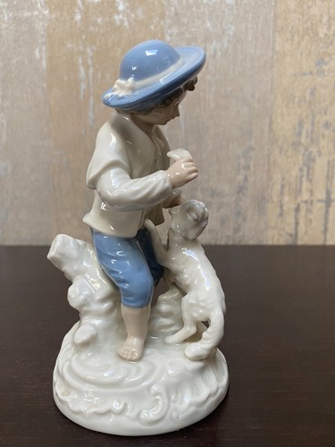Forest Bavaria Germany Porcelain Figurine of a Boy Feeding a Dog 6" - Picture 5 of 7