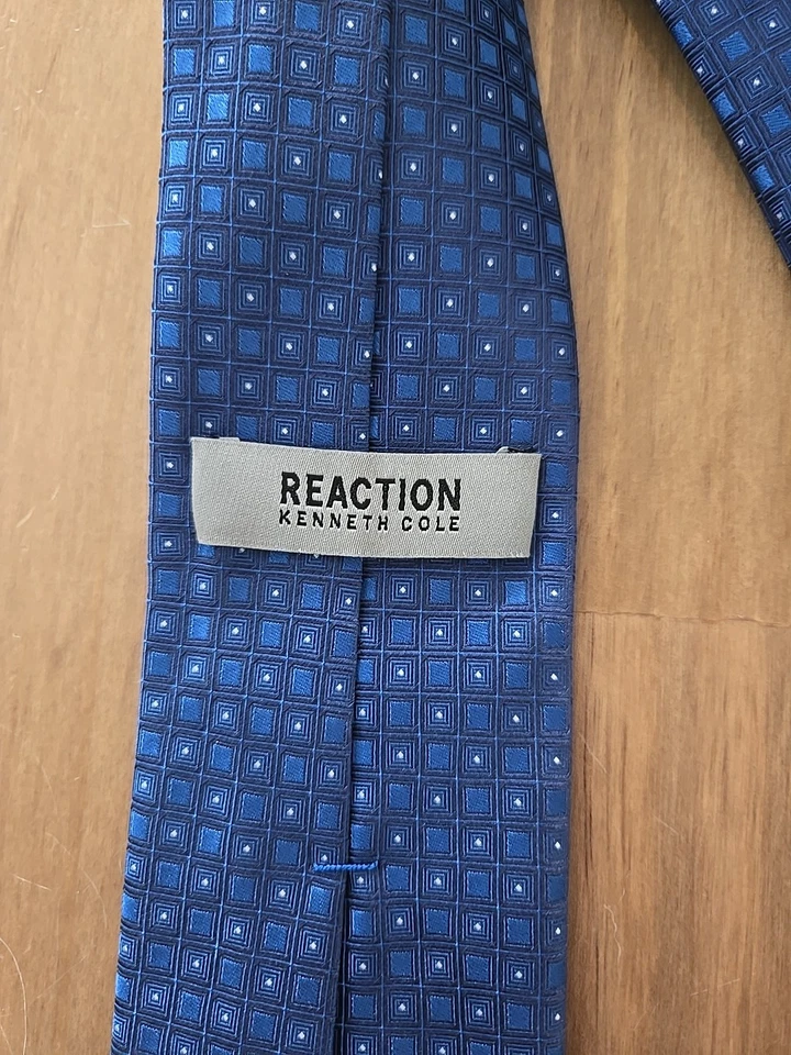 Corbata Kenneth Cole Reaction azul cuadrada rejilla mezcla seda y poliéster Foto 3 de 4