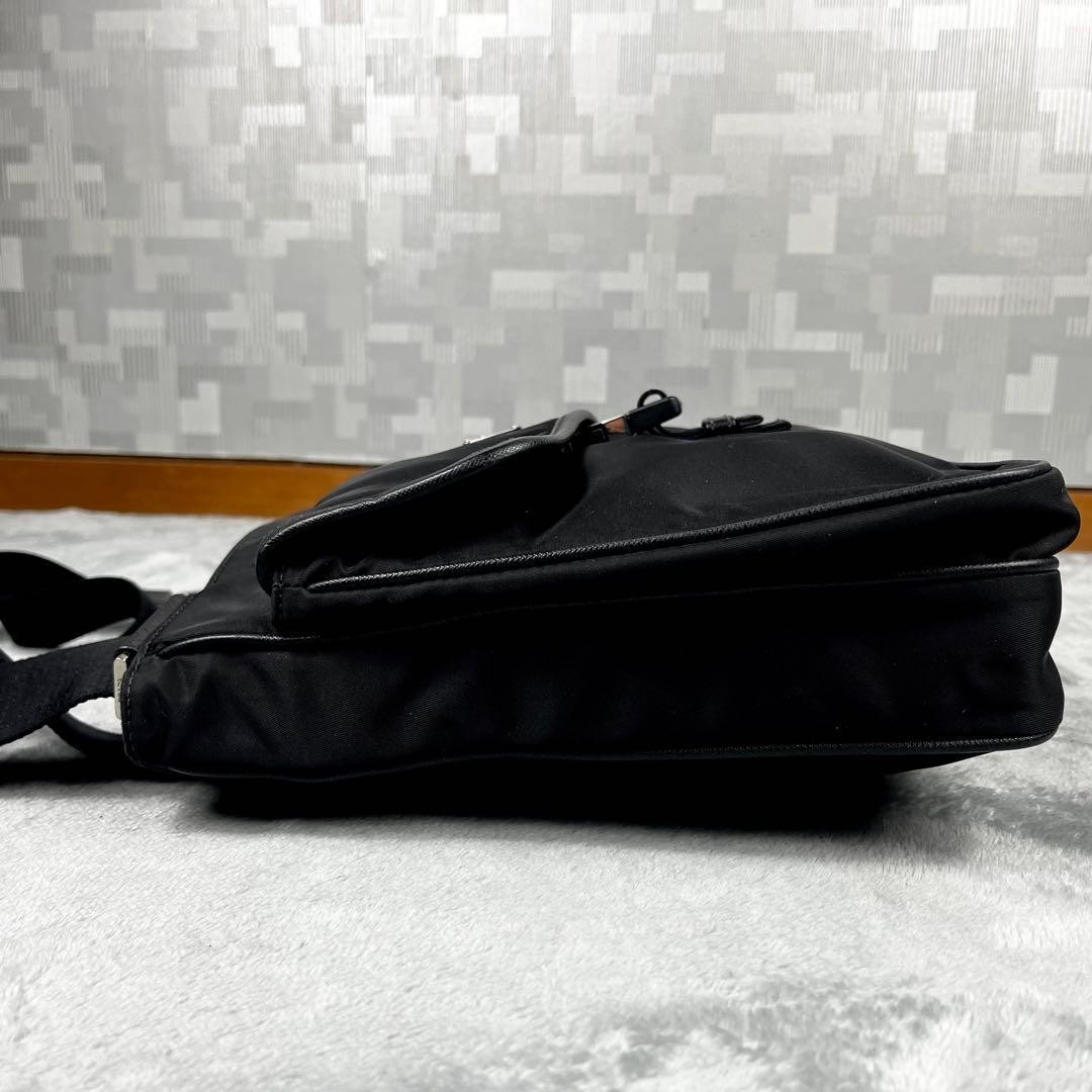 Current model, beautiful condition Prada shoulder… - image 4