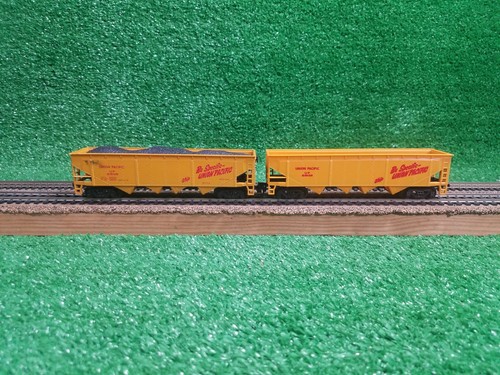 (2) Bachmann HO Union Pacific 4 Bay Hopper UP 518125 - Picture 2 of 10