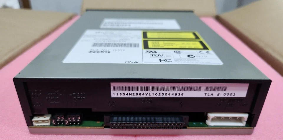 IBM 04N2967 04N2964 PX-40TSi 68-PIN 40X SCSI CD-ROM Drive - Image 3 of 4