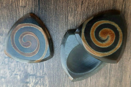 10 unique Triangular buffalo Horn Guitar picks / plectrums with thumb impression - Picture 3 of 3