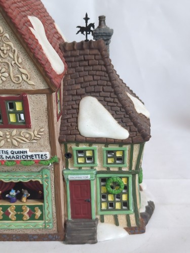 *Leggi* Dept 56 Heritage Village "Nettie Quinn Puppets & Marionettes" D11 - Foto 6 di 10