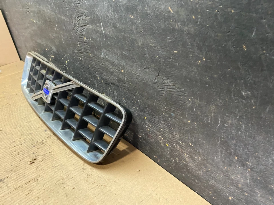Parrilla superior delantera Volvo XC90 2003 a 2013 OEM U6099 DG Foto 2 de 4