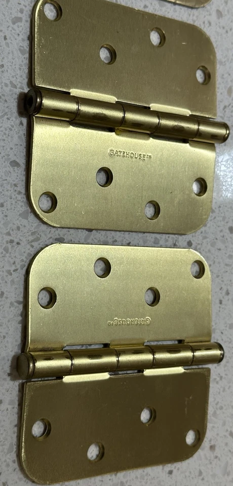 Lote de 42 bisagras de latón marca “GATEHOUSE” borde redondeado 4x4. Foto 3 de 3