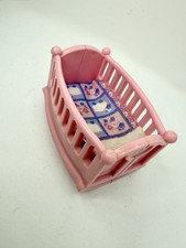 Fisher Price La Mia Prima Casa delle Bambole Rosa Culla Letto per Bambini con Coperta