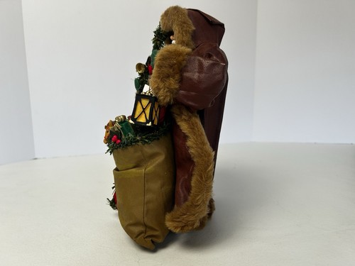 Vintage Possible Dreams Clothtique Weihnachten Weihnachtsmann im Umhang mit Laterne und Spielzeugbeutel - Bild 2 von 8