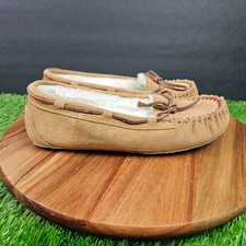 Minnetonka Slippers Womens 6 Brown White Slip On Moccasins Leather Faux Fur Low