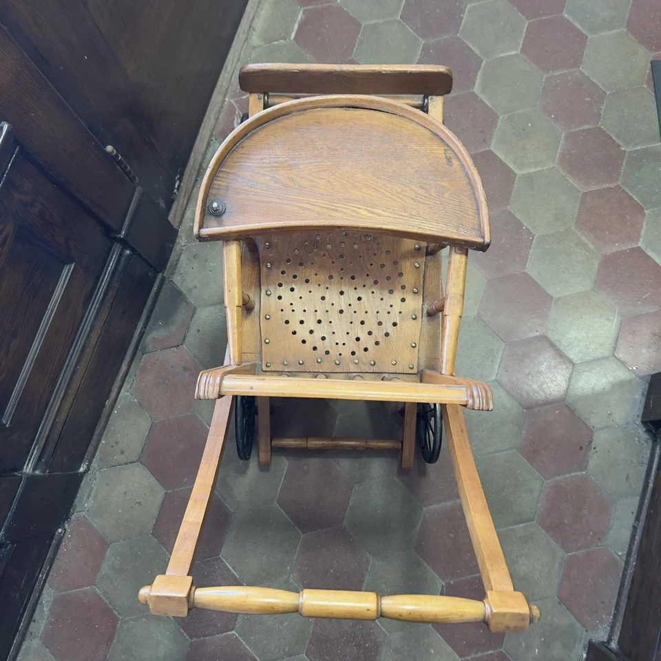 Cochecito de madera victoriano antiguo para niños Foto 3 de 4