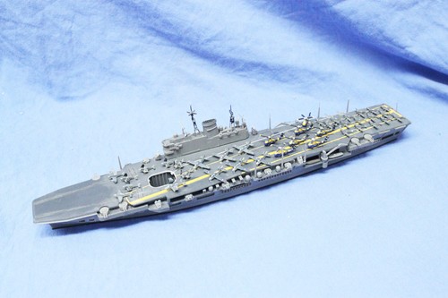 1:700 Modellbausatz Schiff Flugzeugträger modern England gebaut - bemalt