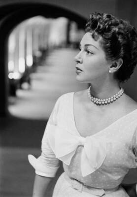 Lana Turner During A Visit To The Louvre In Paris France 1953 Old Photo