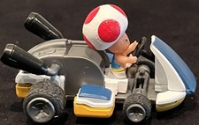 TOMY 2023 Nintendo Mario Kart Pull Back Racer Featuring Toad D8283PTL4 UK:EX25AZ
