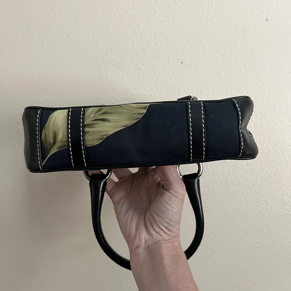 Bolsa de mão Tommy Bahama Santiago estampa tropical tecido e couro preto - Imagem 4 de 4