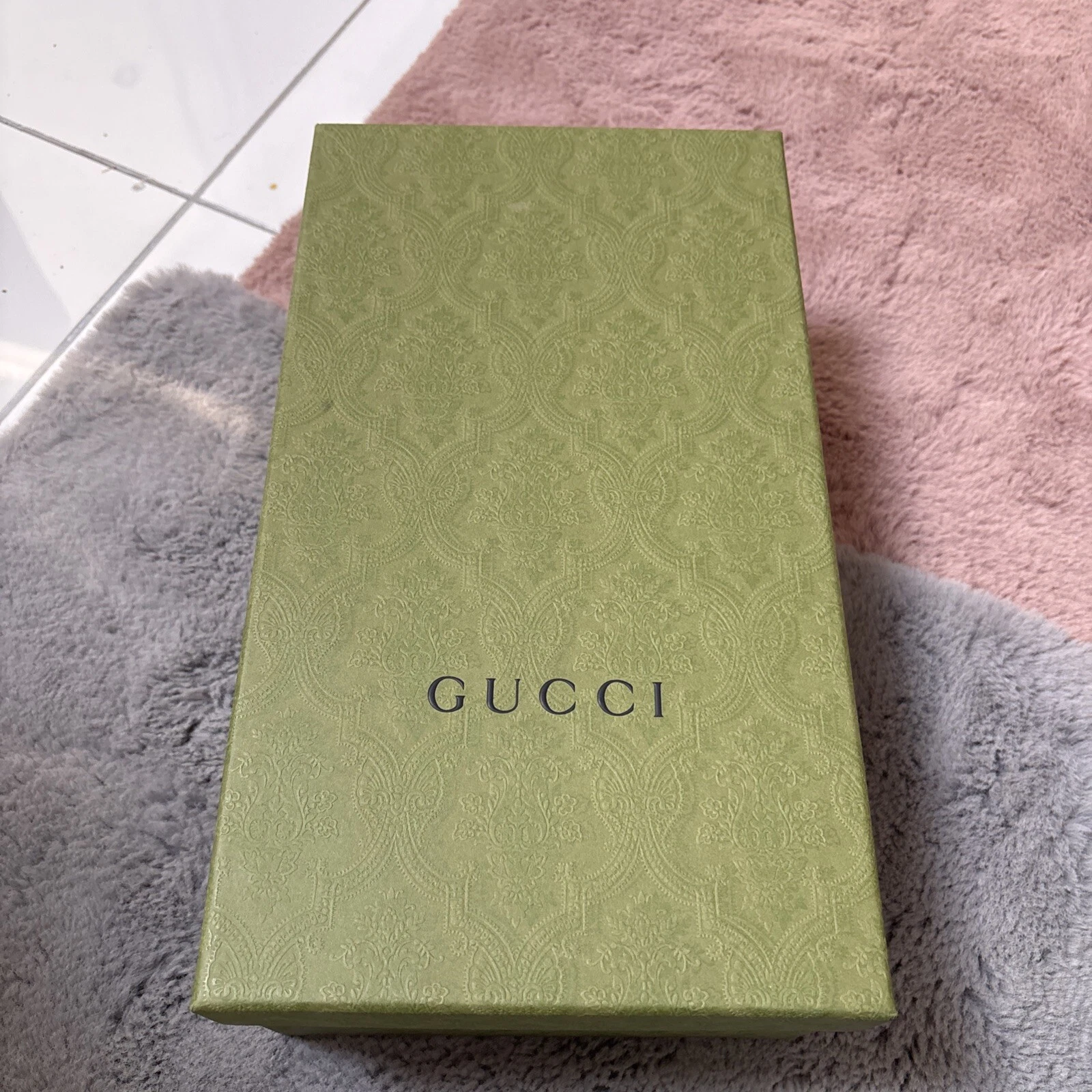 Boîte à chaussures GUCCI verte ornée 