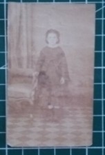 GG115 Photo circa 1890 TBE 5,5x5 cm portrait jeune fille en pied, robe bottines