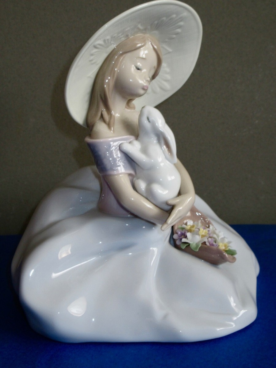 Lladro Rare Lovely BUNNY KISSES 6741 2001 Event Porcelain