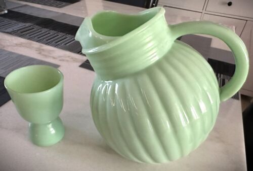Vintage Fire King Jadeite Green Glass Double Sided Egg Cup and Jadeite Pitcher - Foto 1 di 4
