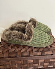 Women s Green Acorn Slippers Size 6.5/7.5
