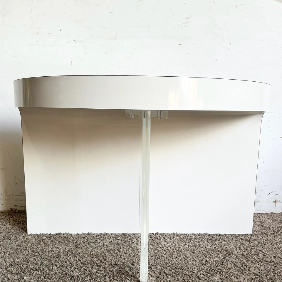 Mesa auxiliar posmoderna esculpida laminada blanca y cascada Lucite Foto 4 de 4