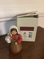 Thun  Donna Con Gallina Del Presepe Classico Rosso . Con Scatola