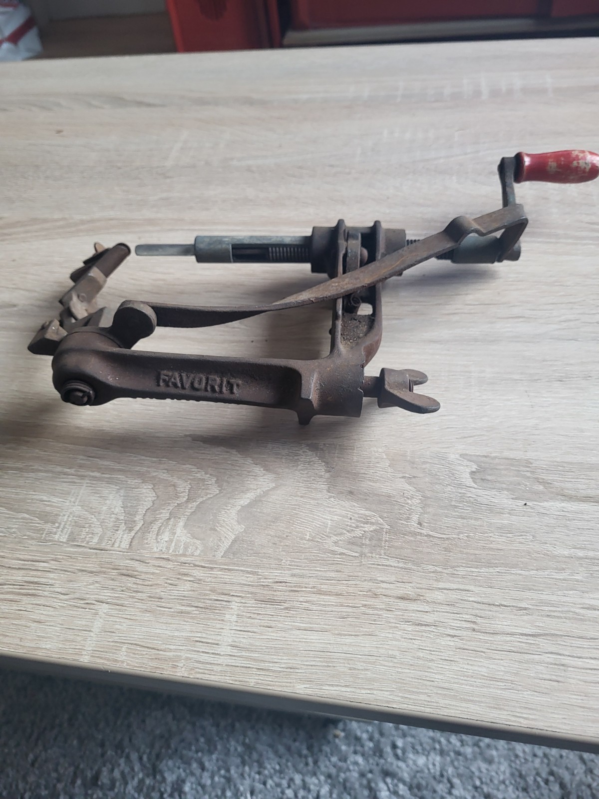 Kartoffelschälmaschine? Marke Favorit. Sehr alt.