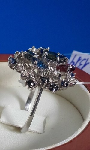 Anello in oro bianco con brillanti ct 0,15, zaffiri naturali e rubino trattato - Foto 4 di 12