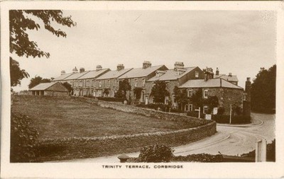 ECHTFOTO-POSTKARTE VON TRINITY TERRASSE, CORBRIDGE, (BEI HEXHAM), NORTHUMBERLAND