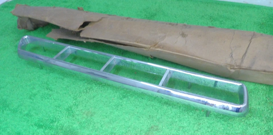 Mercury Park Lane Monterey Montclair 1958 nuevo de Lote Antiguo Parachoques Trasero Rejilla Derecha Ornamento Foto 4 de 4