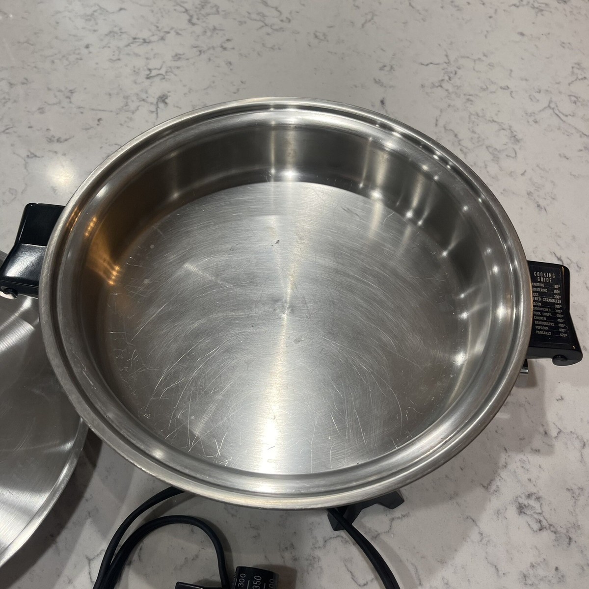 Poêle de 28 cm (11 po) avec couvercle