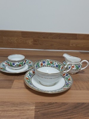 Aynsley Blumenmuster Teetasse & Untertasse, kleines Milchkännchen und Zuckerdose