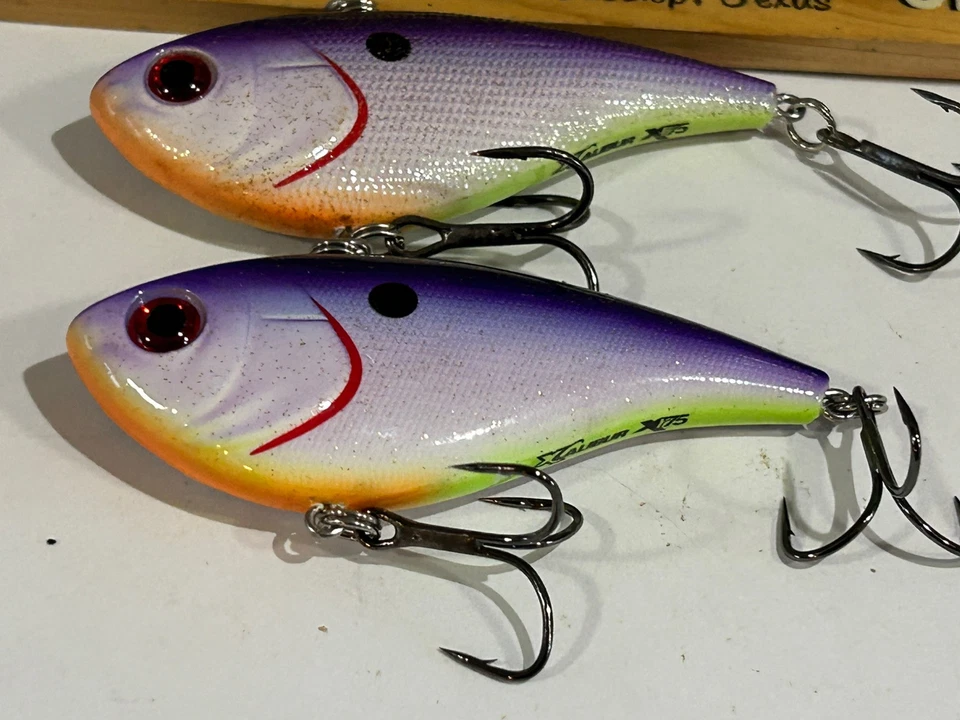 LOTE DE 2 Xcalibur Xr75 Royal Shad CRANKBAIT APAREJOS CAJA ENCONTRAR SEÑUELOS DE PESCA LEER Foto 3 de 4