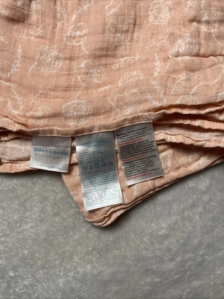 Manta de bebé floral color melocotón Aden & Anais flores blancas muselina algodón envoltura Foto 4 de 4