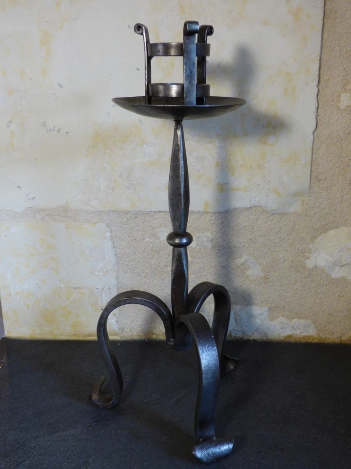 Ancien bougeoir flambeau en fer forgé. Style Haute Epoque, médiéval, gothique. - Photo 3/4