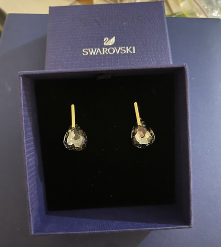 Swarovski T Bar Small Pendant Earrings Dark Grey Crystal On Gold Tone Brand New - Picture 7 of 12