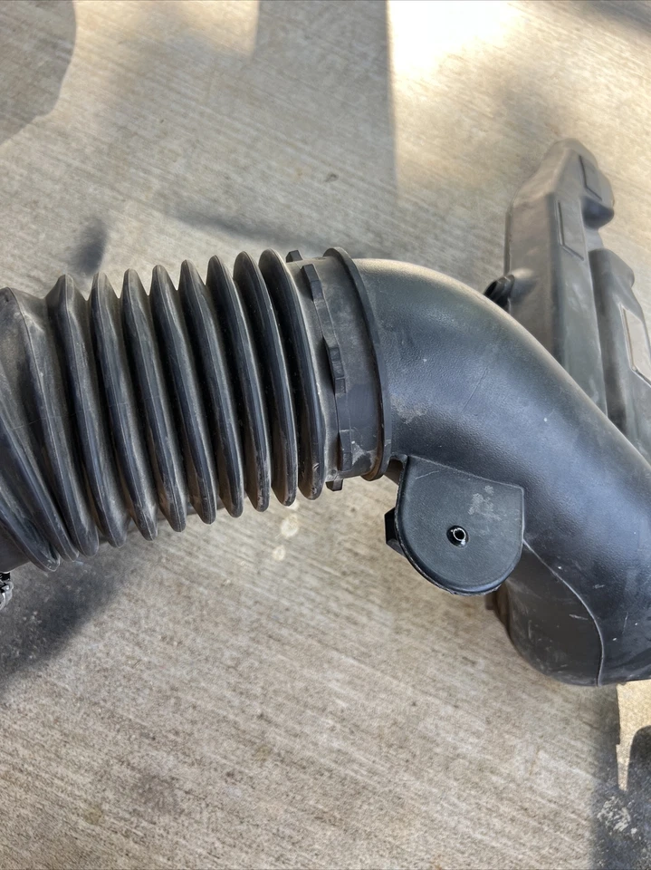 2007 to 2009 Cadillac Escalade Air Cleaner Duct 6354D OEM - Image 3 of 4