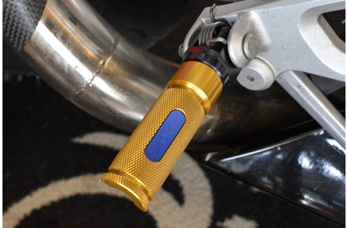 Repose pieds pilote haut de gamme or et bleu en aluminium CNC pour Triumph Street Triple 675 - 3