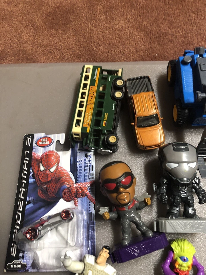 Lote de juguetes aleatorios Marvel DC TMNT Finding Nemo Hello Kitty Transformers + Más Foto 2 de 4