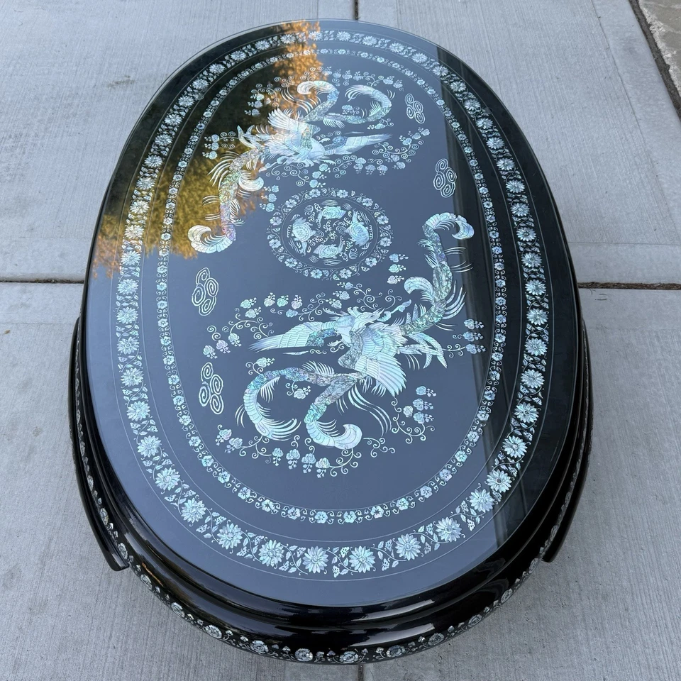 Mesa de centro coreana vintage con incrustaciones de madreperla de laca negra con tapa de vidrio Foto 4 de 4