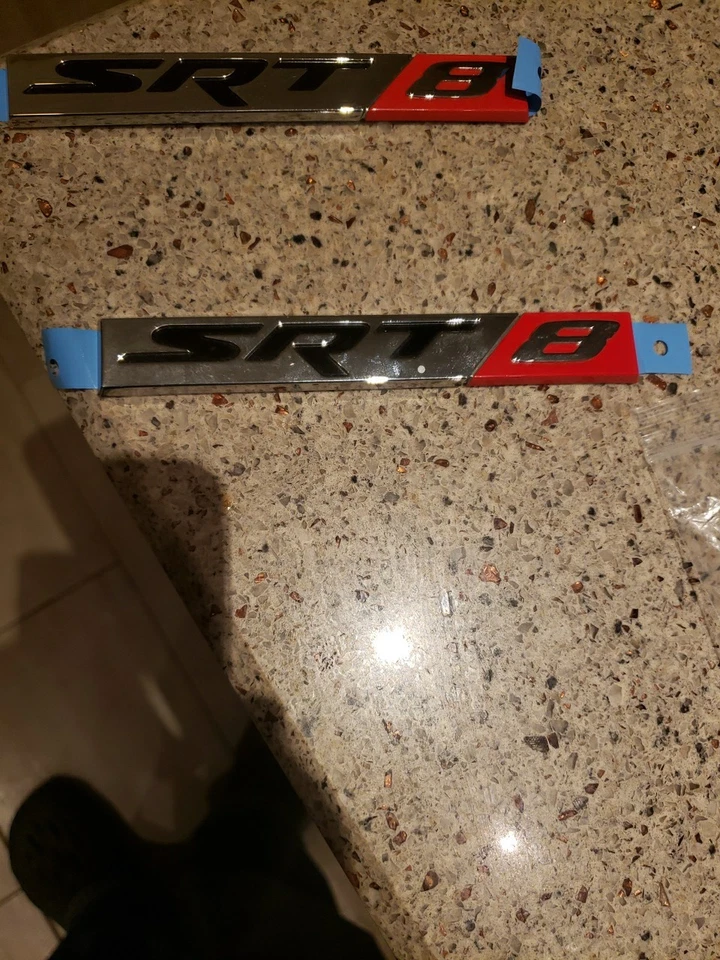 PAR DE EMBLEMAS 2010 2018 DODGE SRT VERMELHO/PRATA - Imagem 3 de 3